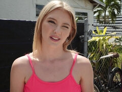 Beauté, Brunette brune, Gorge profonde, En levrette, Seins naturels, De plein air, Nénés, Mouillée