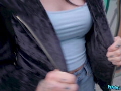 Arsch, Blasen, Braunhaarige, Tschechisch, Jeans, Im freien, Piercing, Titten