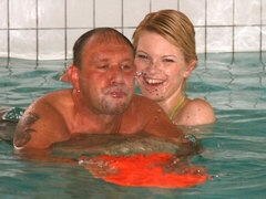Badpak, Blond, Naakt, Biljart, Geschoren, Sportoefening, Tiener, Tieten likken