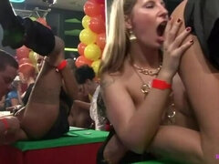 Sucer une bite, Club, Dingue, En levrette, Pénétrer avec le poing, Interracial, Lesbienne, Fête