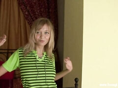 Cul, Sucer une bite, En levrette, Branlette thaïlandaise, Rasée, Maigrichonne, Dénudage, Nénés