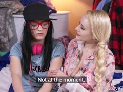 Arschlecken, Tussi, Schlafzimmer, Küssen, Lesbisch, Mutti, Hintern versohlen, Flotter dreier