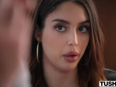 Brunette brune, Éjaculation interne, Gorge profonde, Doigter, Béant, Talons, Bureau, Gicler