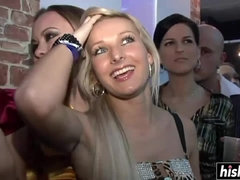 In den arsch, Tussi, Grosse titten, Braunhaarige, Geile alte tussi, Party, Tätowierung, Titten