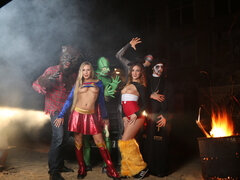 Lieveling, Grote lul, Laarzen, Dubbele penetratie, Kwartet, Orgie, Rijden, Tieten likken