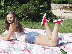 Смазливые, Пальцем, Большие дырки, Мастурбация, Натуральные сиськи, На природе, Бритые, Обувь