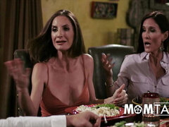 Tetas grandes, Mamada, Familia, Madres para coger, Madrastra, Sorpresa, Tabú, Trio