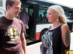 Grosser arsch, Grosser schwanz, Blondine, Blasen, Bus, Hundestellung, Milf, Im freien