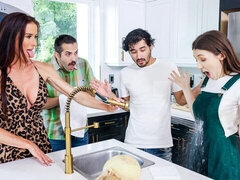 Grosser arsch, Grosser schwanz, Grosse titten, Blasen, Schwanz, Hundestellung, Flotter vierer, Milf
