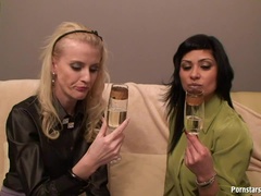 Blondine, Braunhaarige, Selbstgemacht, Lesbisch, Milf, Natürlich, Natürlichen titten, Strümpfe