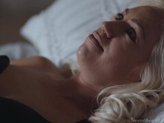 Blondine, Küssen, Lesbisch, Lecken, Natürlichen titten, Muschi, Socken, Tanga