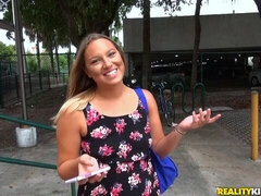 ブロンド, フェラチオ, 車, 指いじり, 手コキする, ハメ撮り, 剃毛, ティーン