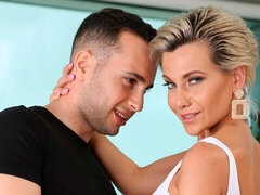 Arsch, Blondine, Blasen, Spiele, Handjob, Küssen, Milf, Rasiert