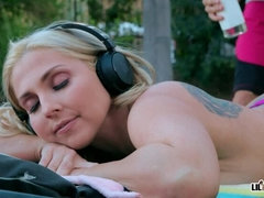 Cul, Gros seins, Tromperie, Couple, Doigter, Piscine, String, Mouillée