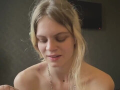 Blond, Stel, Sperma shot, Handbeurt, Gezichtspunt, Tatoeage, Tiener, Tieten likken