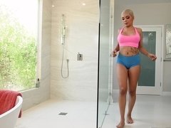 Short haired bitch Aaliyah Hadid fucked in the shower