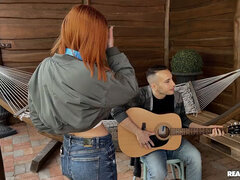 Blasen, Hundestellung, Handjob, Jeans, Lecken, Im freien, Party, Muschi