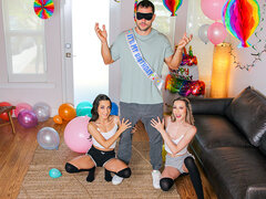 Красотки, Спальня, Брюнетки, Сидя на лице, Крошечные, Носки, Молоденькие, Сиськи