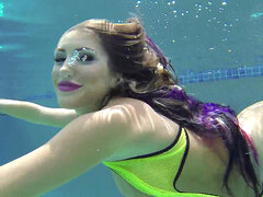 Bikini, Braunhaarige, Riesig, Natürlichen titten, Pool, Scherzbold, Unter wasser, Nass