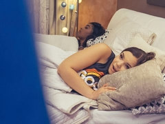 Blasen, Braunhaarige, Geschnappt, Schwarz, Familie, Interrassisch, Rasiert, Flotter dreier