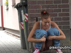 Leie, Tussi, Grosser arsch, Braunhaarige, Nahaufnahme, Frau, Hd, Pissen