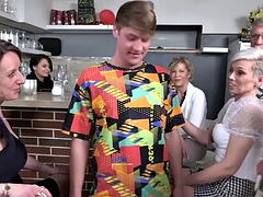 Oudere vrouw, Groep, Likken, Rijpe lesbienne, Orgie, Geschoren, Mager, Zoon