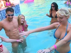 Grosse bite, Bikini, Blonde, Sucer une bite, Homme nu et filles habillées, Groupe, Piscine, Adolescente