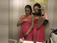 Arsch, Blasen, Hundestellung, Betrunken, Schlampe, Tätowierung, Jungendliche (18+), Zwillinge