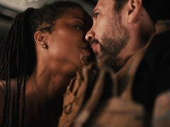 Tetona, Sexo duro, Interracial, Besar, Tetas naturales, Chorro, Tatuaje, Tetas