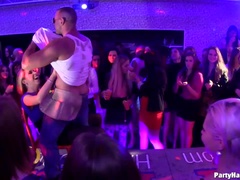 Blasen, Braunhaarige, Tanzen, Hundestellung, Brille, Höschen, Party, Abendanzug