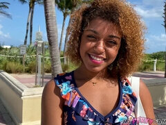 Grosse bite, Sucer une bite, Cousine, En levrette, Noir ébène, Interracial, Adolescente, Nénés