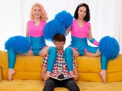 Blond, Pijpbeurt, Pompom meid, 1 man 2 vrouwen, Likken, Kort haar, Tiener, Uniformpje