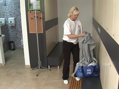 Rijpe lesbienne, Moeder die ik wil neuken, Saunazaal