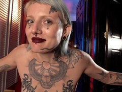 Gros cul, Blonde, Nue, Chevaucher, Cheveux courts, Jarretelles, Dénudage, Nénés