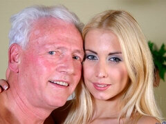 Blonde, Sucer une bite, Branlette thaïlandaise, Hard, Énorme, Jarretelles, Dénudage, Nénés