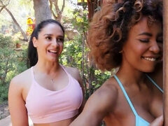 Grote mammen, Pijpbeurt, Bruinharig, Rondborstig, Dichtbij, Zwart, Moeder die ik wil neuken, Lang