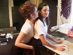 Brunette brune, Doigter, Embrassement, Lesbienne, Masturbation, Nénés, Jouets, Rétro ancien