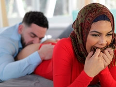 Arsch, Blasen, Braunhaarige, Handjob, Interrassisch, Küssen, Tätowierung, Jungendliche (18+)