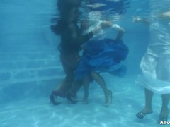 Habillées, Seins naturels, Piscine, Satin, Softcore, Jarretelles, Nénés, Sous marin