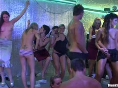 Tetas grandes, Rubia, Polla, Bragas, Pantaletas, Medias largas, Chupando, Mojado