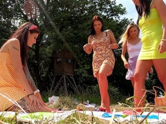 Enthousiasteling, Grote kont, Blond, Tsjechisch, Naakt, Buiten, Feest, Tiener