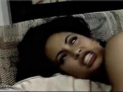 Anal, Grosse bite, Sucer une bite, Tir de sperme, Double pénétration, Fille latino, Plan cul à trois, Rétro ancien