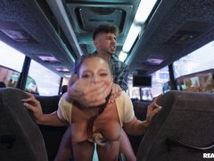 18 ans, Gros cul, Grosse bite, Gros seins, Sucer une bite, Bus, Maigrichonne, Adolescente