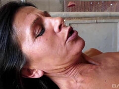 Verga grande, Morena, Estilo perrito, Granja, Tetas naturales, Al aire libre, Flaco, Tetas