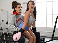 18 años, Verga grande, Mamada, Morena, Estilo perrito, Gimnasio, Tetas naturales, Adolescente