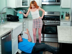 Grosse bite, Sucer une bite, Mignonne, En levrette, Poupée, Seins naturels, Rousse roux, Maigrichonne