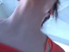 Enthousiasteling, Sperma in gezicht, Handbeurt, Latijnse vrouw, Natuurlijke tieten, Gezichtspunt, Tatoeage, Tieten likken