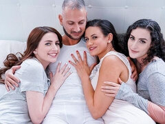 Gros cul, Grosse bite, Gros seins, Sucer une bite, Brunette brune, En levrette, 2 femmes 1 homme, Mère que j'aimerais baiser