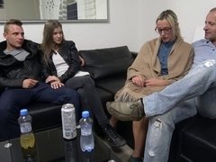 Blond, Pijpbeurt, Hondjeshouding, Handbeurt, Moeder die ik wil neuken, Natuurlijke tieten, Geschoren, Vrouwwisselen