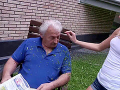 Sucer une bite, Faciale, Femelle, Grandpère, Hard, Petite femme, Jarretelles, Adolescente